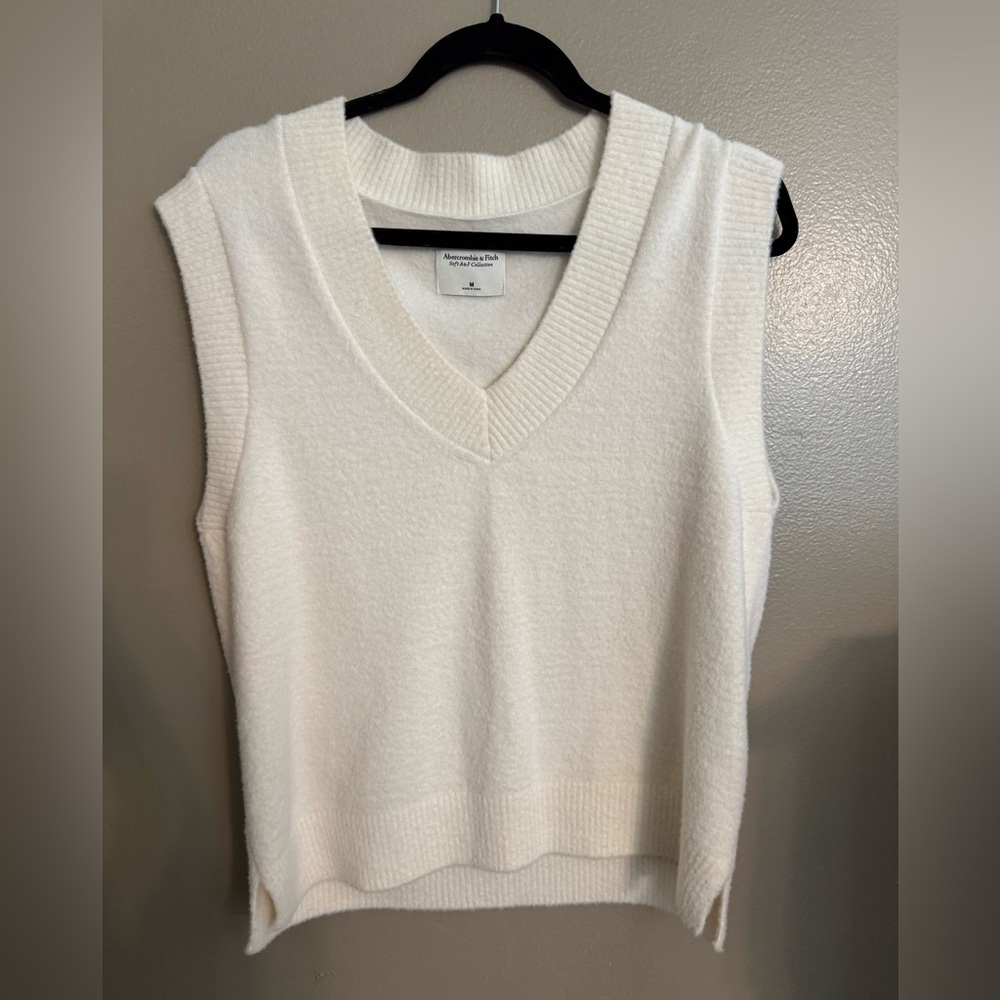 Women's Cream V-Neck Sleeveless‎ Sweater Vest - Picture 4 of 4